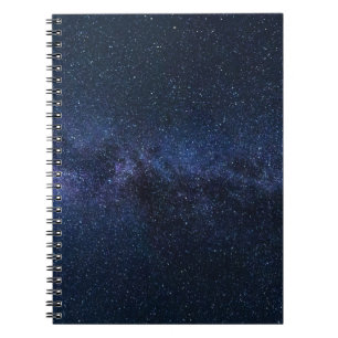 Caderno Espiral Uma galáxia de estrelas no céu noturno