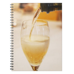 Caderno Espiral Uma taça de flûte sendo enchida com Gosset