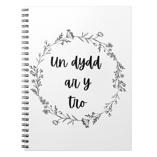 Caderno Espiral ‘Un dydd ar y tro’ Quote do Welsh (Frente)