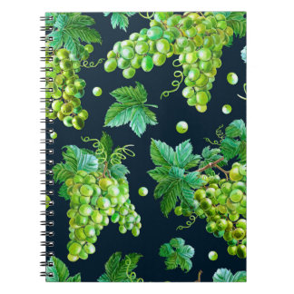 Caderno Espiral Uva verde aquosa, folhas sobre fundo escuro.