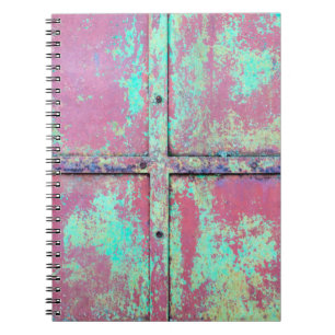 Caderno Espiral Velho muro verde pintado com textura de ferrugem.