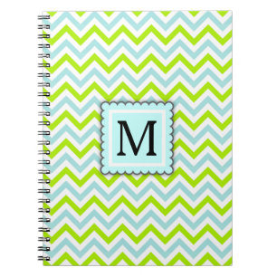 Caderno Espiral Verde & monograma azul do costume de Chevron do