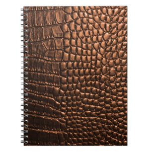 Caderno Espiral Vestido: textura de couro crocodilo.