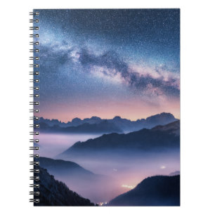 Caderno Espiral Via Látea sobre montanhas de nevoeiro à noite no