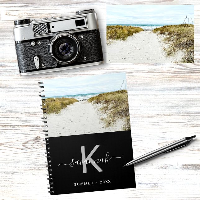Caderno Espiral Viagem de verão fotografia preto e branco monogram (Criador carregado)