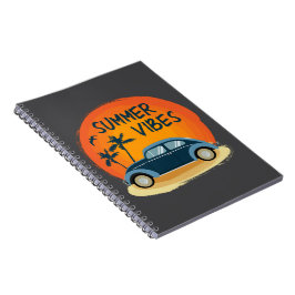 Caderno Espiral vibração de verão com carro retrô na praia