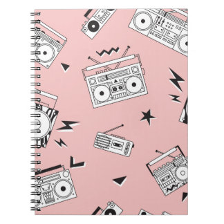 Caderno Espiral Vintage cassette players: padrão retrô.