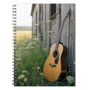 Caderno Espiral Violão encostado em um celeiro rural