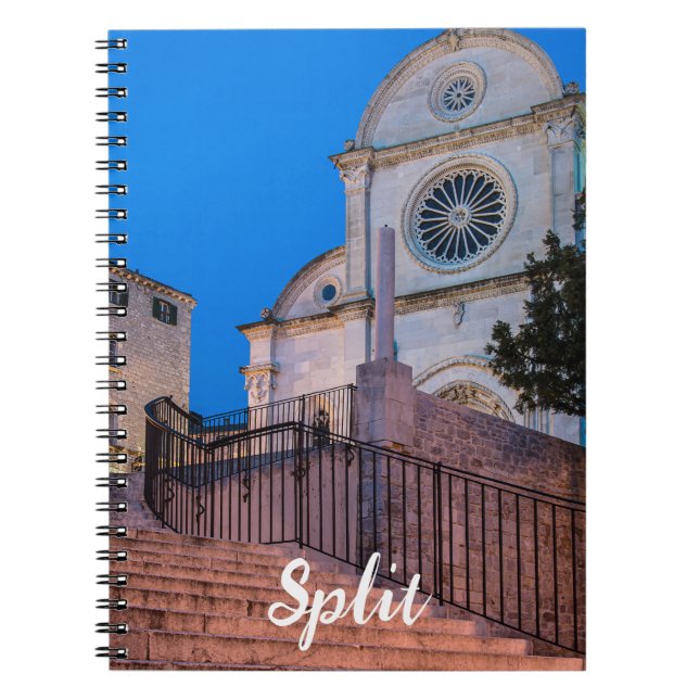 Caderno Espiral Visão noturna das escadas e da igreja em Split, Cr (Frente)