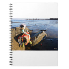 Caderno Espiral Vissende Fubby op een blikje aan de waterkant.