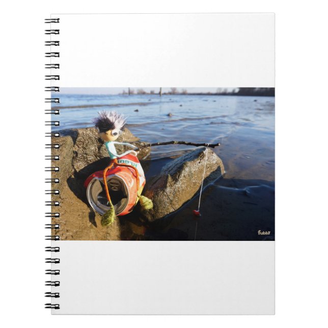 Caderno Espiral Vissende Fubby op een blikje aan de waterkant. (Frente)