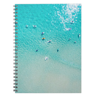 Caderno Espiral Vista aérea de surfistas esperando por uma onda