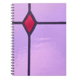 Caderno Espiral Vitraça pintada de rosa com desenho de diamante ve