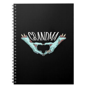 Caderno Espiral Vovó Zombie Mão Coração Halloween Família