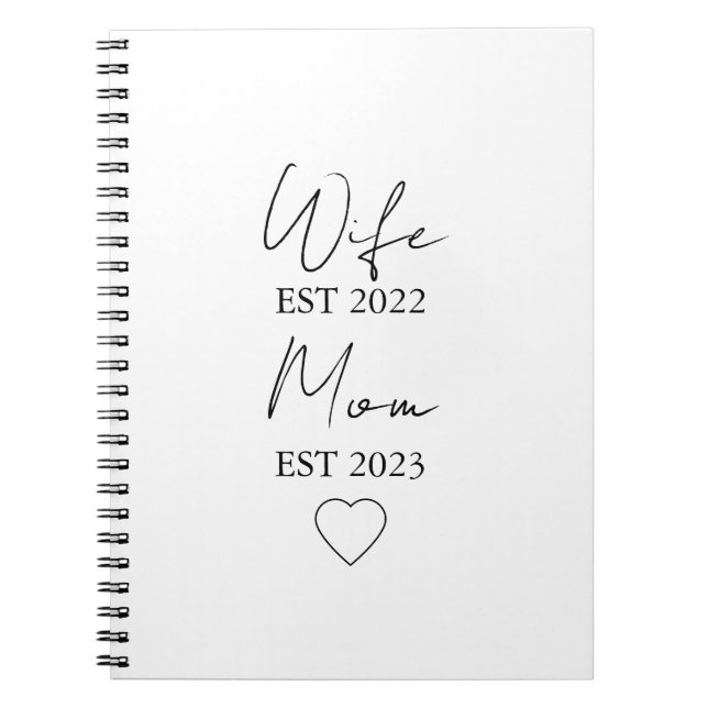 Caderno Espiral Wife & Mom Est. – Minimalist Valentine Gift (Frente)