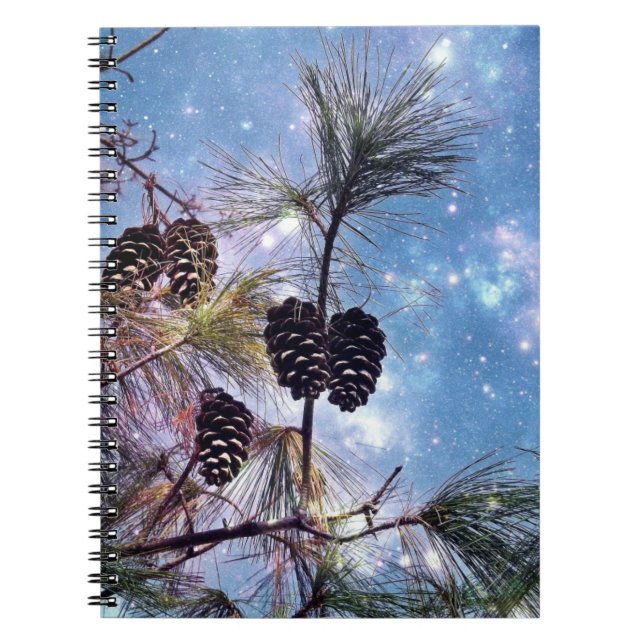 Caderno Espiral Winter Pine Cones sob um céu noturno estrelado (Frente)