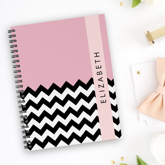 Caderno Espiral Zigzag preto-e-branco, Chevron, rosa, seu nome (Criador carregado)