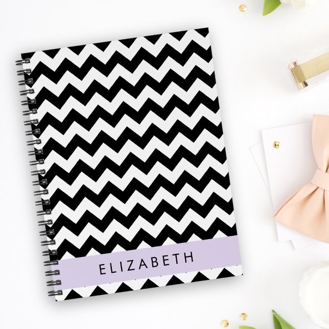 Caderno Espiral Zigzag preto-e-branco, padrão Chevron, seu nome (Criador carregado)