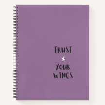 Caderno roxo com citação positiva motivacional