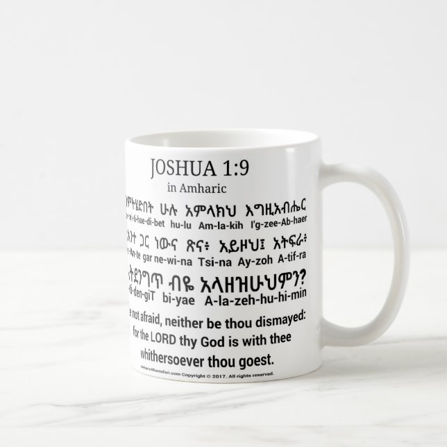 Café 1:9 de Joshua na caneca do clássico do Amharic (Direita)