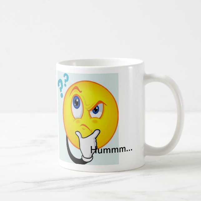 Café A caneca de pensamento do Emoticon lê Hummm… (Direita)