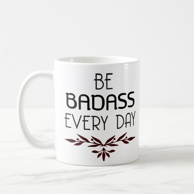 Café A caneca legal de Badass seja Badass cada dia (Esquerda)