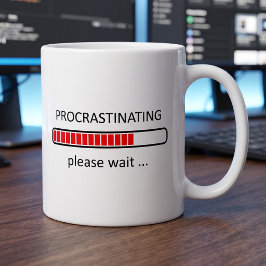 Café Adiando Por Favor Aguarde - Caneca de Dia Preguiço