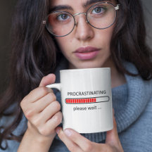 Adiando Por Favor Aguarde - Caneca de Dia Preguiço