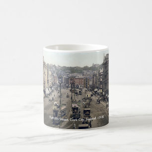 Café Arrolhe a caneca de Ireland da cidade, a rua de