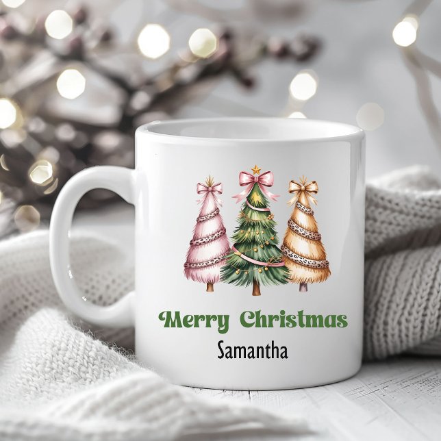 Café Árvores de Natal de Leopardo de Luxo Caneca Nome P (Luxury Leopard Christmas Trees Custom Name Mug)