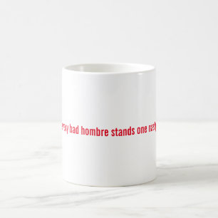 Café Atrás de cada Hombre mau está uma caneca
