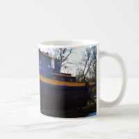 Barco do reboque de NYS em uma caneca
