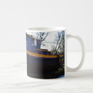 Café Barco do reboque de NYS em uma caneca