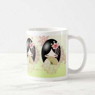 Café Boneca de Kokeshi do verão na caneca verde e