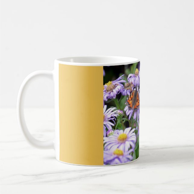 Café Borboleta Na Caneca De Flores (Esquerda)