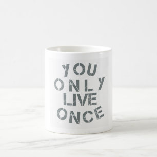 Café branco da caneca de yolo