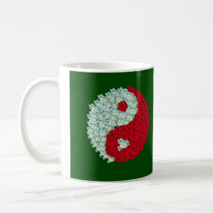 Café Branco e caneca de Yin Yang das rosas vermelhas