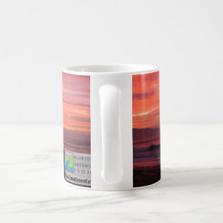 Café Caneca azul do por do sol de Northshore da terra