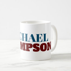 Café caneca branca com nome de letra grande azul vermel
