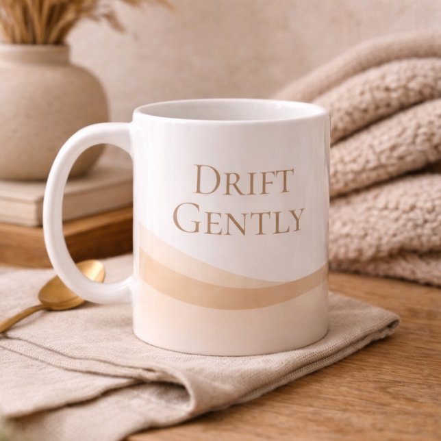 Café Caneca Clássica Linhas de Duna Neutras, 11 oz (White dune line art with Drift Gently detail for warm, modern spaces.)