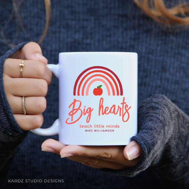 Café Caneca com Citação Personalizada de Agradecimento  (Personalize this cute modern teacher mug as a gift for teacher appreciation. Fun rainbow and apple.)