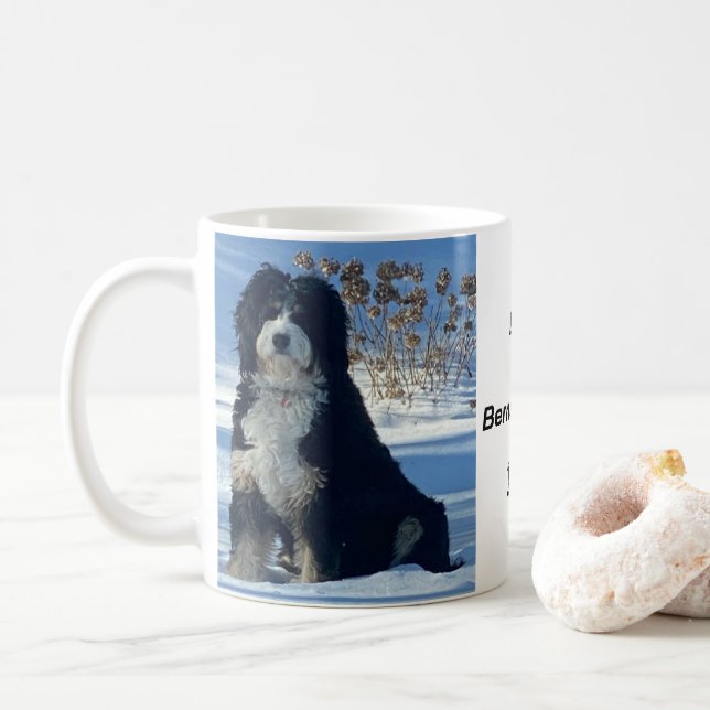 Café Caneca com foto do cão Bernedoodle na montanha de  (Com Donut)