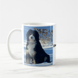 Café Caneca com foto do cão Bernedoodle na montanha de 