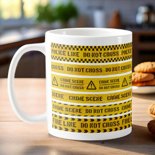 Café Caneca com listras amarelas de cena de crime da po