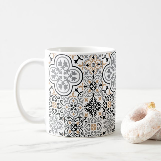 Café caneca com padrão de azulejo preto marroquino (Com Donut)