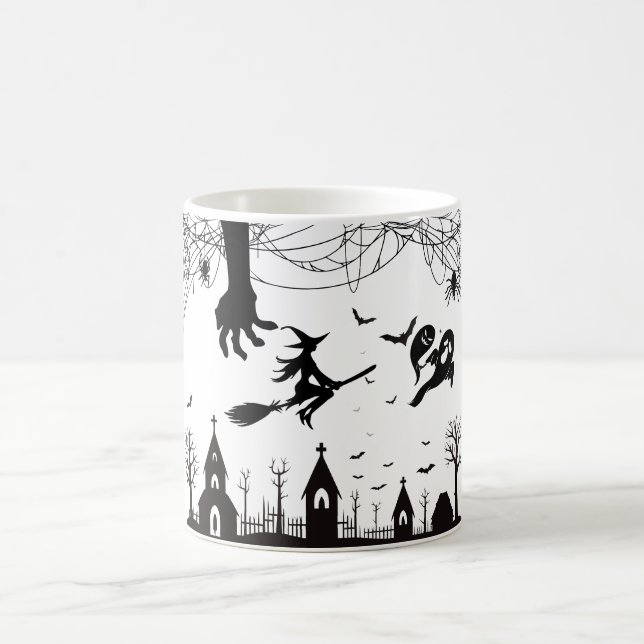 Café Caneca com Padrão de Bruxa e Morcegos de Halloween (Centro)