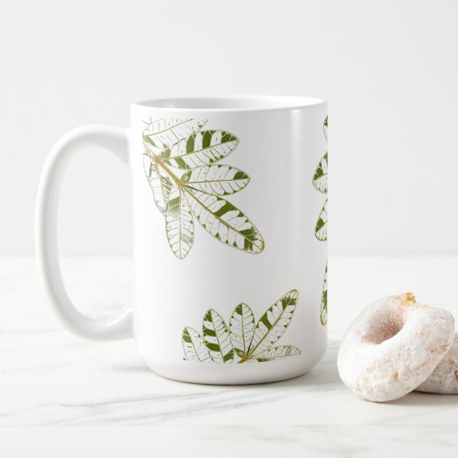 Café Caneca com padrão de folhas de azevinho brasileiro (Com Donut)