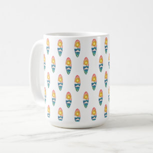 Café Caneca com Padrão de Prancha de Surf na Praia