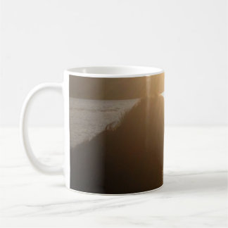 Café Caneca com Silhueta de Cachorro ao Pôr do Sol