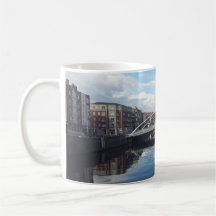 Caneca da paisagem da ponte de Dublin